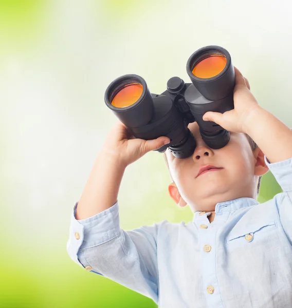 Niño mirando a través de los prismáticos —  Fotos de Stock