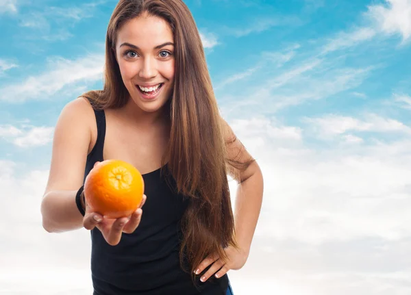 Дівчина тримає апельсин — стокове фото