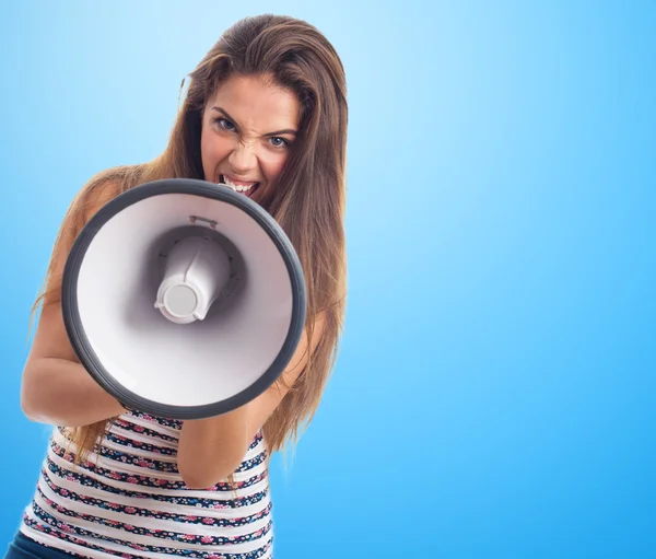 Mujer gritando con un megáfono — Foto de Stock