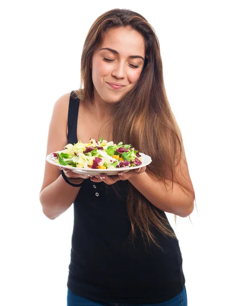 Жінка тримає смачний салат — стокове фото