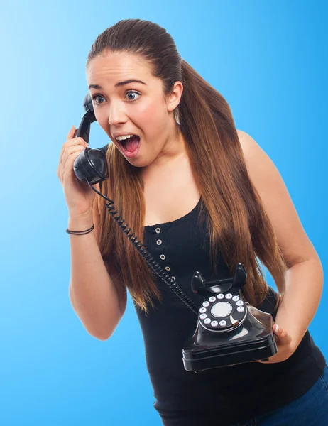 Женщина удивлена разговором по телефону — стоковое фото