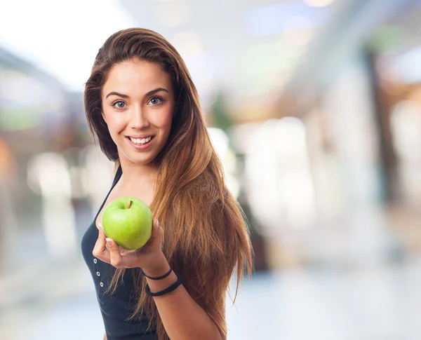 Femme tenant une pomme verte — Photo