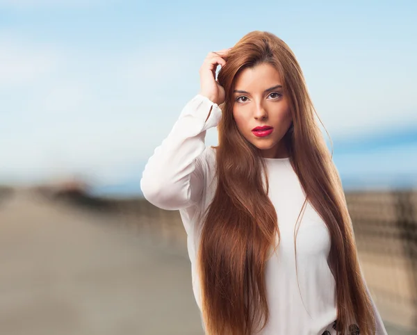 Bella ragazza posa primo piano — Foto Stock