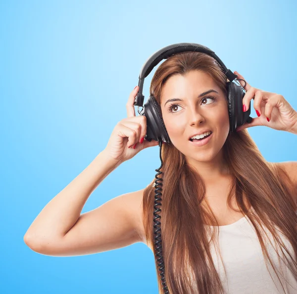 Vrouw die naar muziek luistert met een koptelefoon — Stockfoto