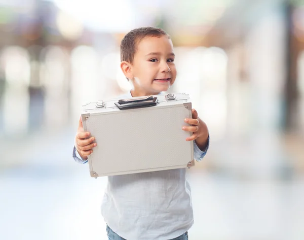 Niño sosteniendo un maletín — Foto de Stock
