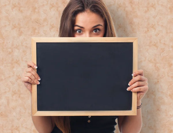 Studentin versteckt sich hinter einer Tafel — Stockfoto