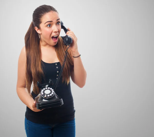 Mulher surpreendida falando por telefone — Fotografia de Stock