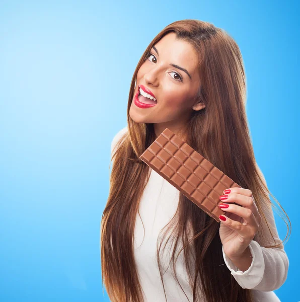 Junge Frau in der Hand einer Schokolade — Stockfoto