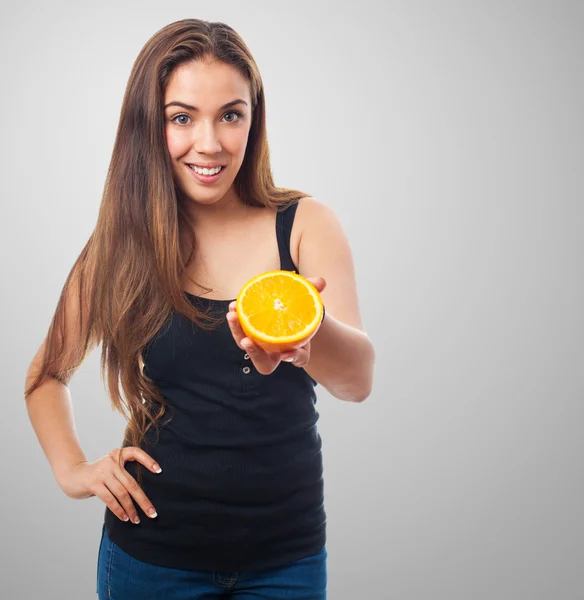 Frau hält Orangenscheibe in der Hand — Stockfoto