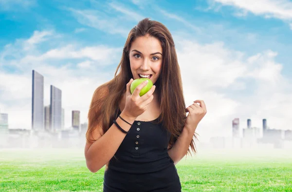 Mujer comiendo una manzana geeen — Foto de Stock