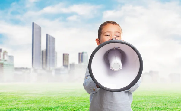 Rapaz a gritar com o megafone — Fotografia de Stock