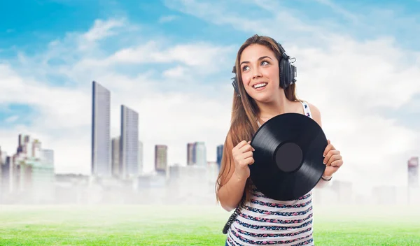 Menina segurando um vinil ouvindo música — Fotografia de Stock