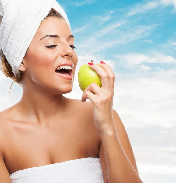 Mujer comiendo una manzana después de un baño — Foto de Stock