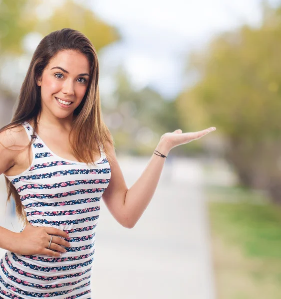 Frau hält Geste über Hintergrund — Stockfoto