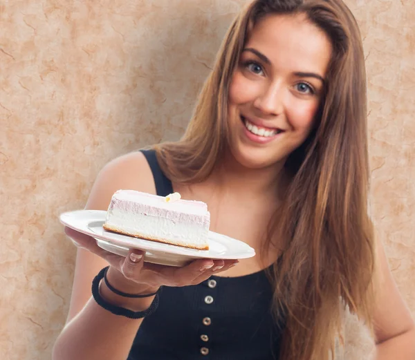Lezzetli bir pasta gösterilen kadın — Stok fotoğraf