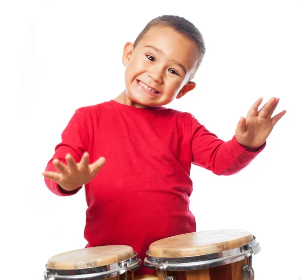 Junge spielt auf Bongos — Stockfoto