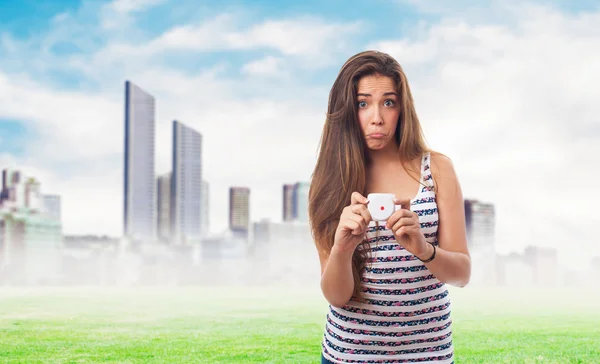 Mujer sosteniendo un dado — Foto de Stock