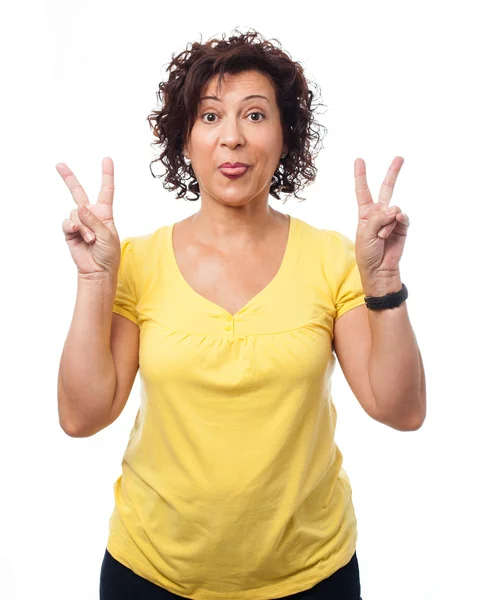 Mujer haciendo un símbolo de victoria — Foto de Stock