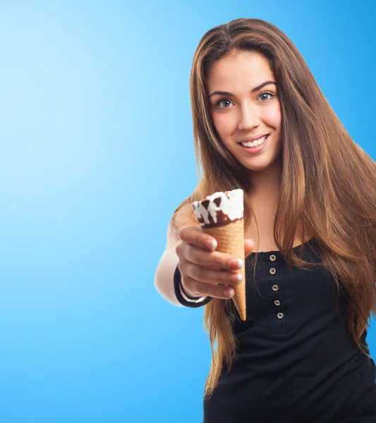 Mujer sosteniendo un helado — Foto de Stock