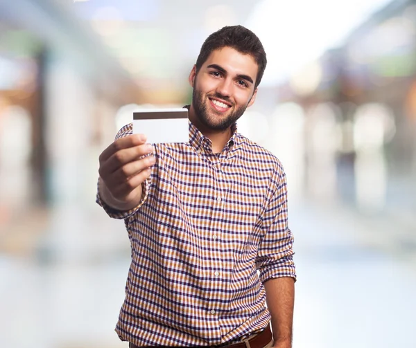 Hombre mostrando tarjeta de crédito — Foto de Stock