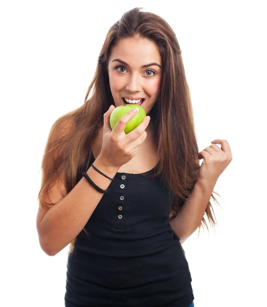 Femme mangeant une pomme de geeen — Photo