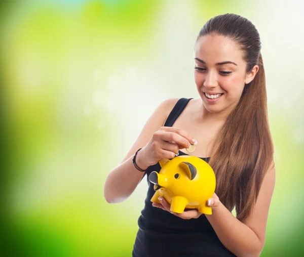 Frau mit Sparschwein — Stockfoto