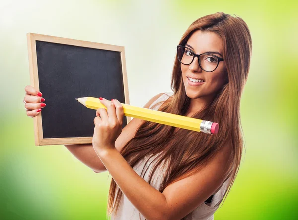 大きな鉛筆と chalckboard の学生 — ストック写真