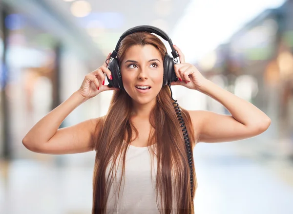 Frau hört Musik mit Kopfhörern — Stockfoto