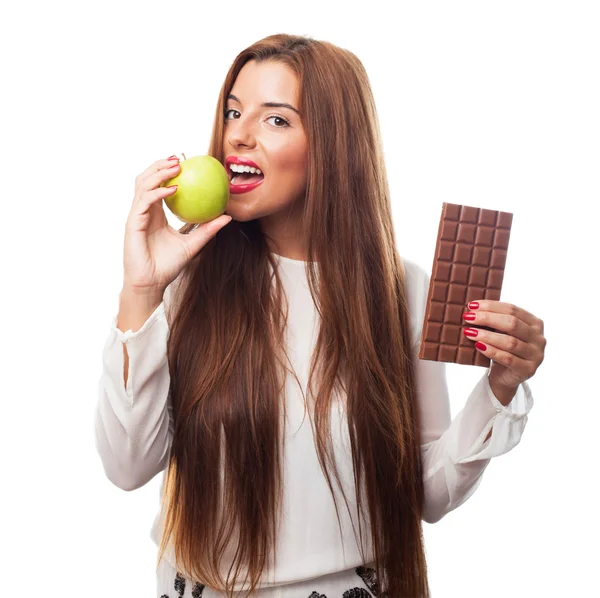 Donna che mangia una mela invece di un cioccolato — Foto Stock