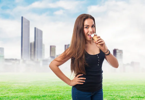 Девушка держит вкусное мороженое — стоковое фото
