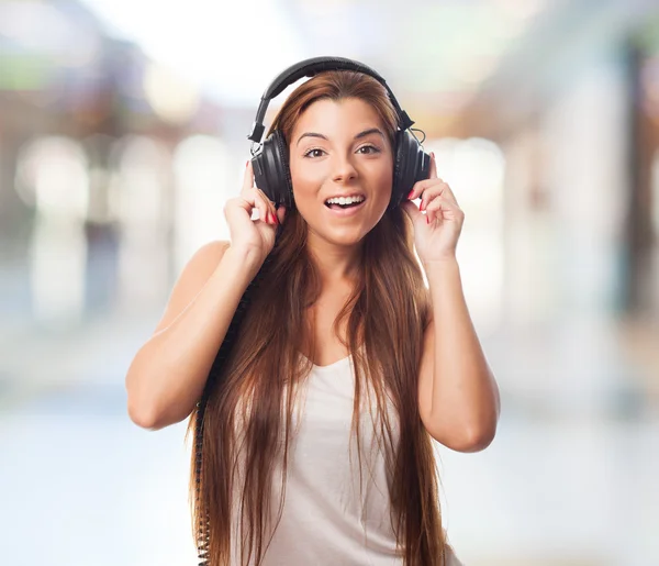 Jovem mulher em fones de ouvido — Fotografia de Stock