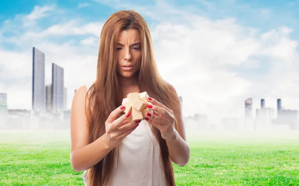 Mujer resolviendo un rompecabezas — Foto de Stock