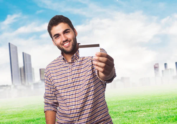 Hombre mostrando tarjeta de crédito — Foto de Stock