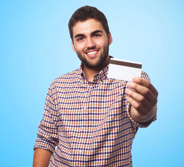 Hombre mostrando su tarjeta de crédito — Foto de Stock