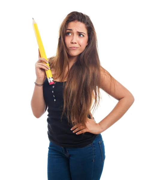 Estudiante sosteniendo un lápiz y pensando en —  Fotos de Stock