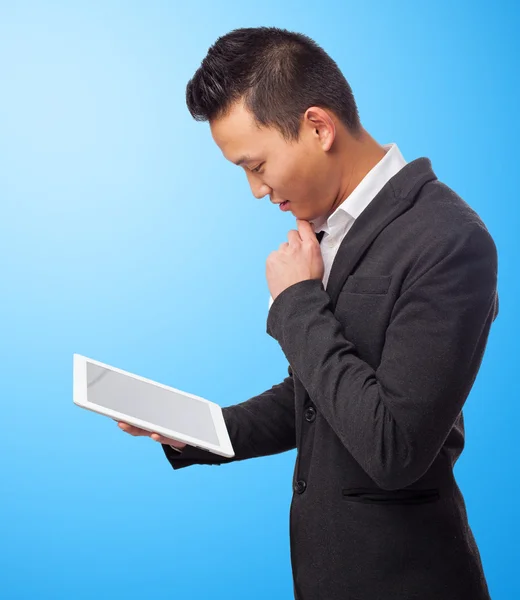 Retrato del hombre usando una tableta — Foto de Stock