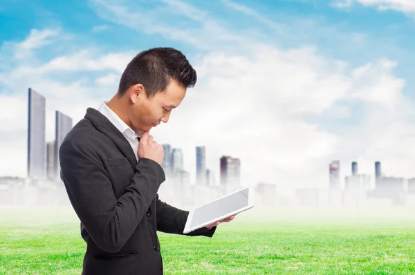 Portrait of man using a tablet — Stock Photo, Image