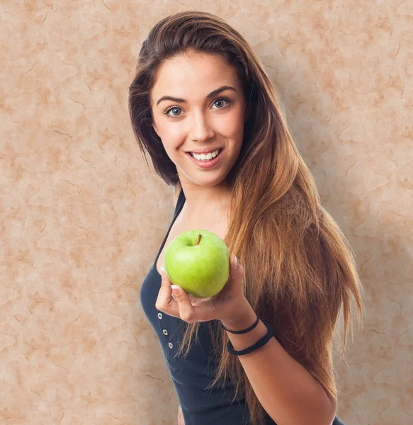 Kvinna som håller i ett grönt äpple — Stockfoto