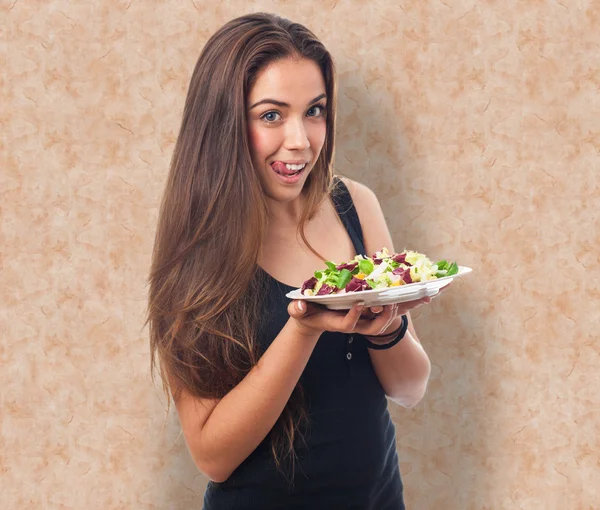 Kvinna med en läcker sallad — Stockfoto