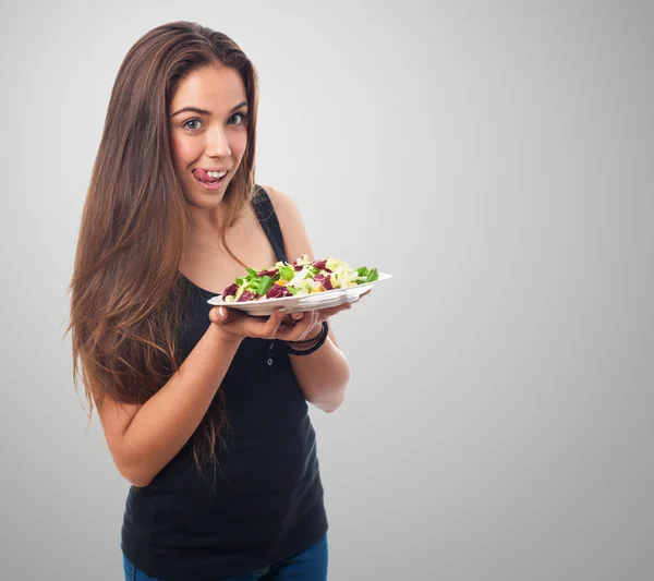 Donna che tiene una deliziosa insalata — Foto Stock