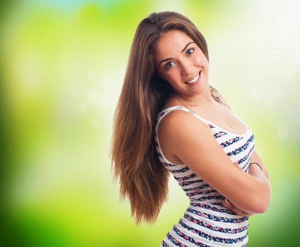 Jonge vrouw met gekruiste armen — Stockfoto