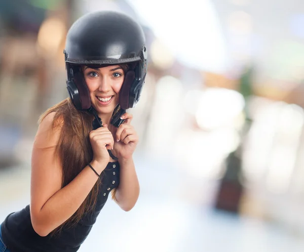 Mujer joven con un casco negro — Foto de Stock