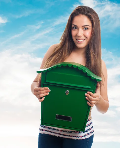 O femeie care deține o cutie poștală — Fotografie, imagine de stoc