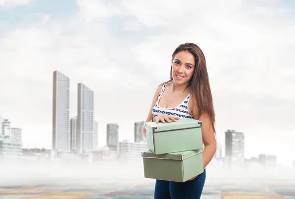 Mujer sosteniendo cajas vintage — Foto de Stock