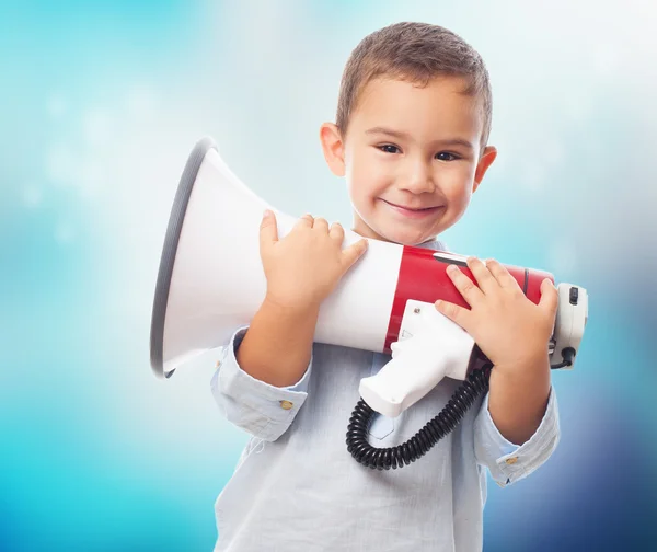 Niño sosteniendo un megáfono — Foto de Stock