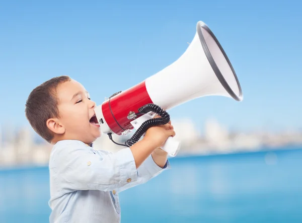 Rapaz a gritar com o megafone — Fotografia de Stock