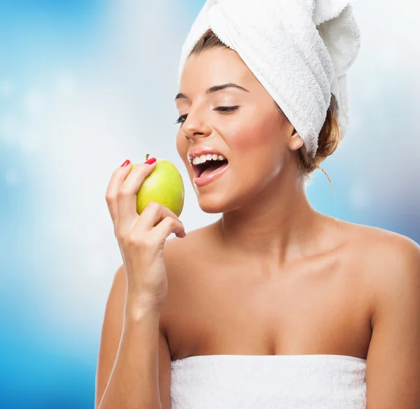 Donna che mangia una mela dopo un bagno — Foto Stock