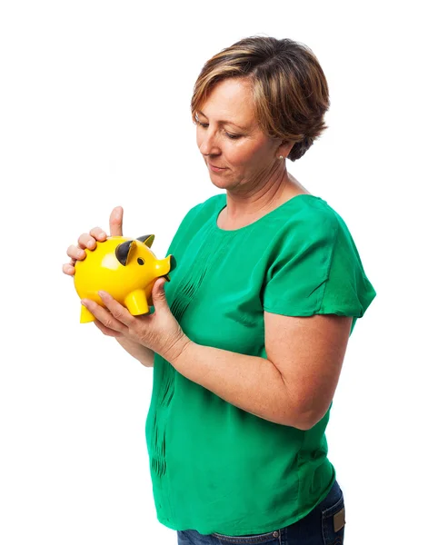 Volwassen vrouw met piggy bank — Stockfoto