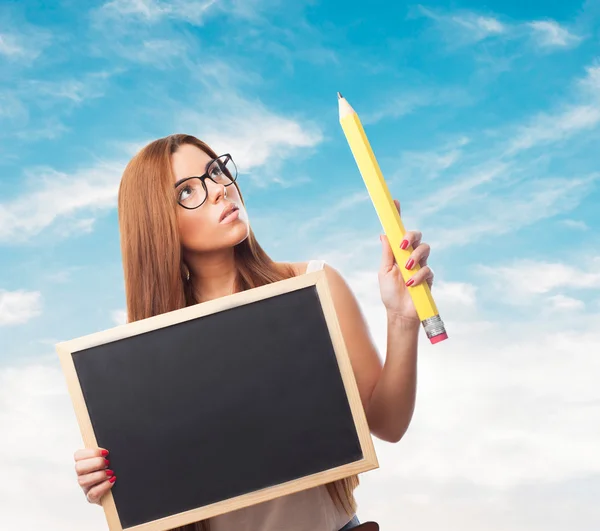 Mujer sosteniendo una tabla y un lápiz — Foto de Stock