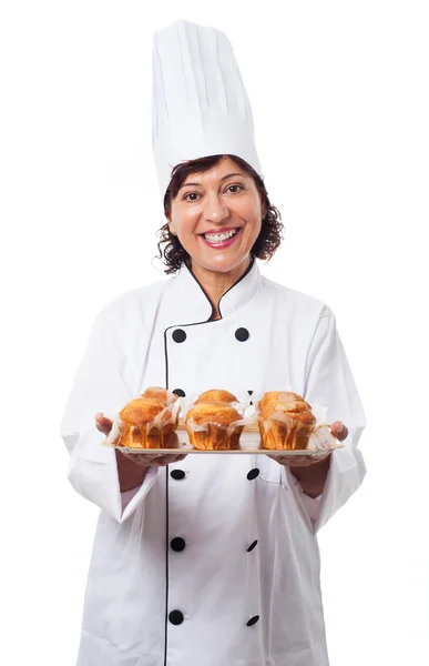 Mujer sosteniendo una bandeja de magdalenas — Foto de Stock